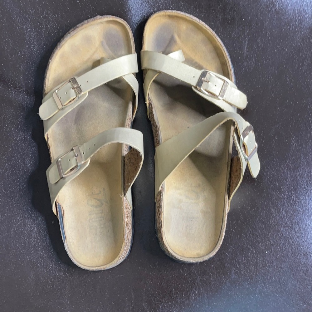 Rouge Helium Sandals